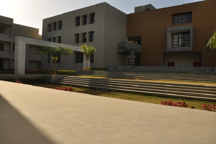 https://cache.careers360.mobi/media/colleges/social-media/media-gallery/3126/2019/3/5/Front view of Shri Labhubhai Trivedi Institute of Engineering and Technology Rajkot_Campus-view.jpg